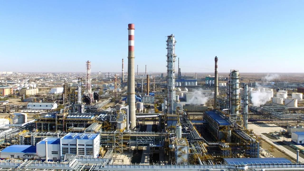 Нефтеперерабатывающий завод с высоты: колонны, факельное хозяйство, резервуарный парк